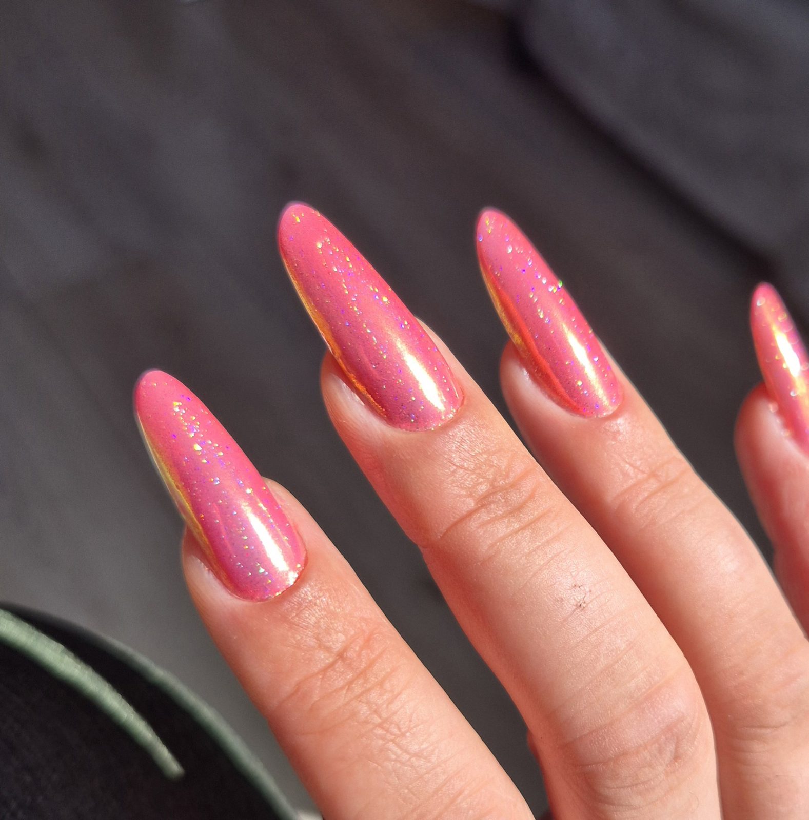 Lange amandelvormige nagels in roze met gouden glitter