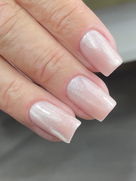 Nude nagels met een parelmoerglans, square gevijld
